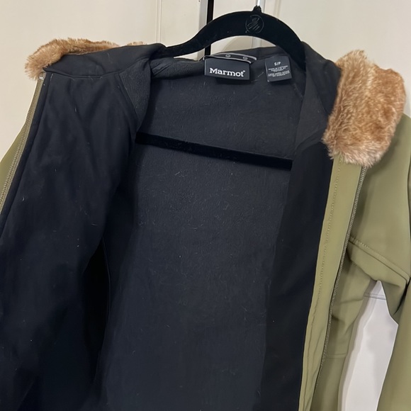 Marmot green jacket with faux fur hood - Picture 3 of 4